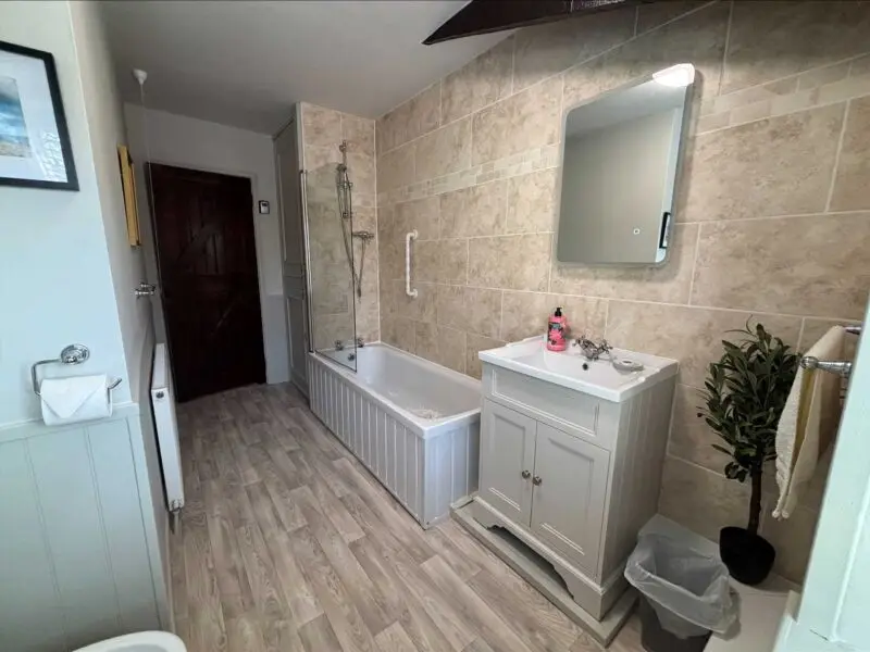 Castleton-Cottage-bathroon-1